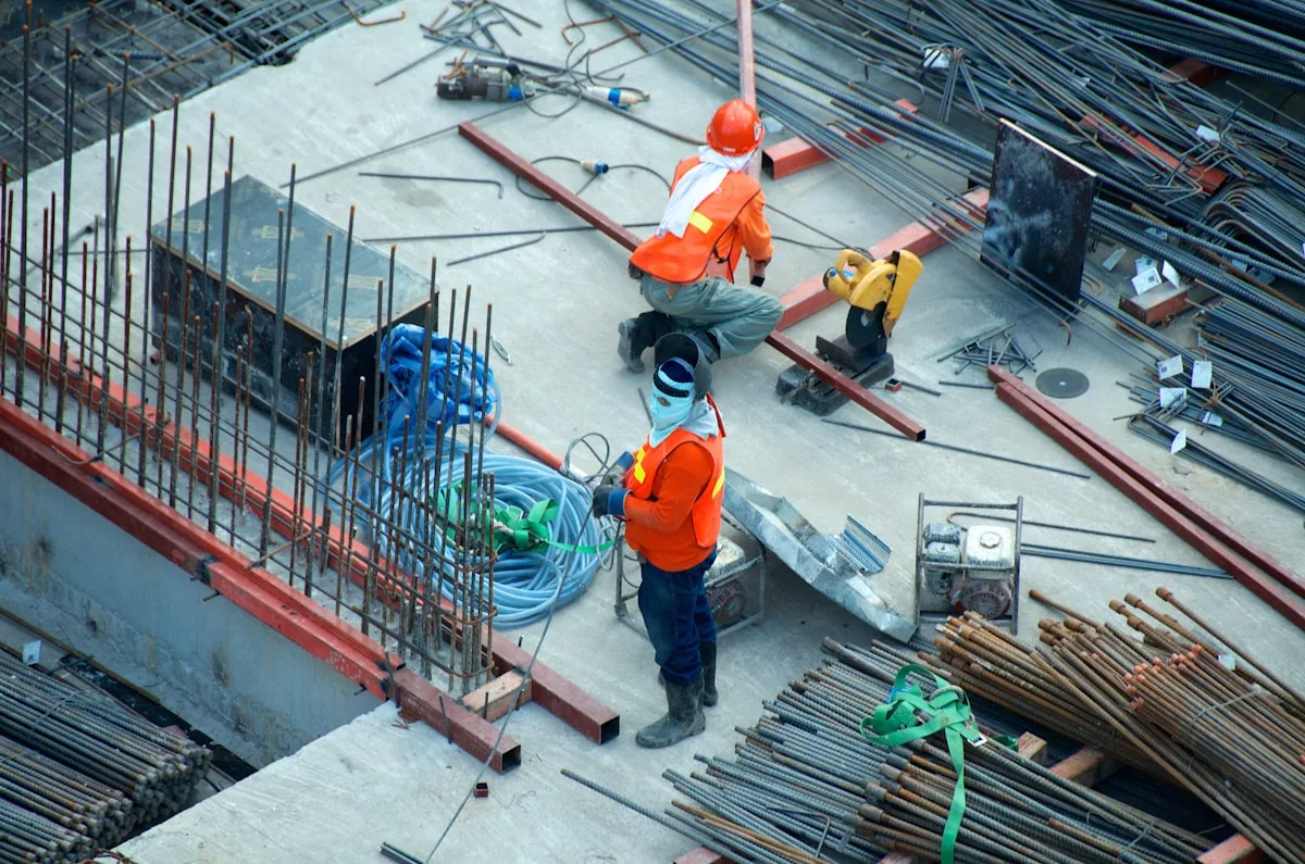 Handwerker-Team bei der gemeinsamen Arbeit auf einer Baustelle