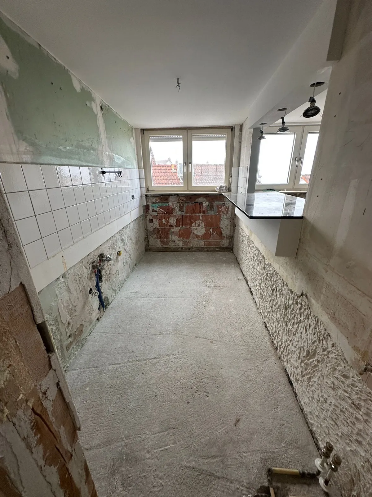 Entkernte Küche mit freigelegtem Mauerwerk und entferntem Estrich