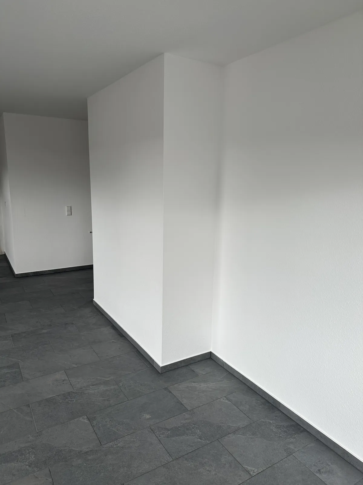 Verspachtelte und gestrichene Wandecke mit neuem Fliesenboden im Wohnbereich