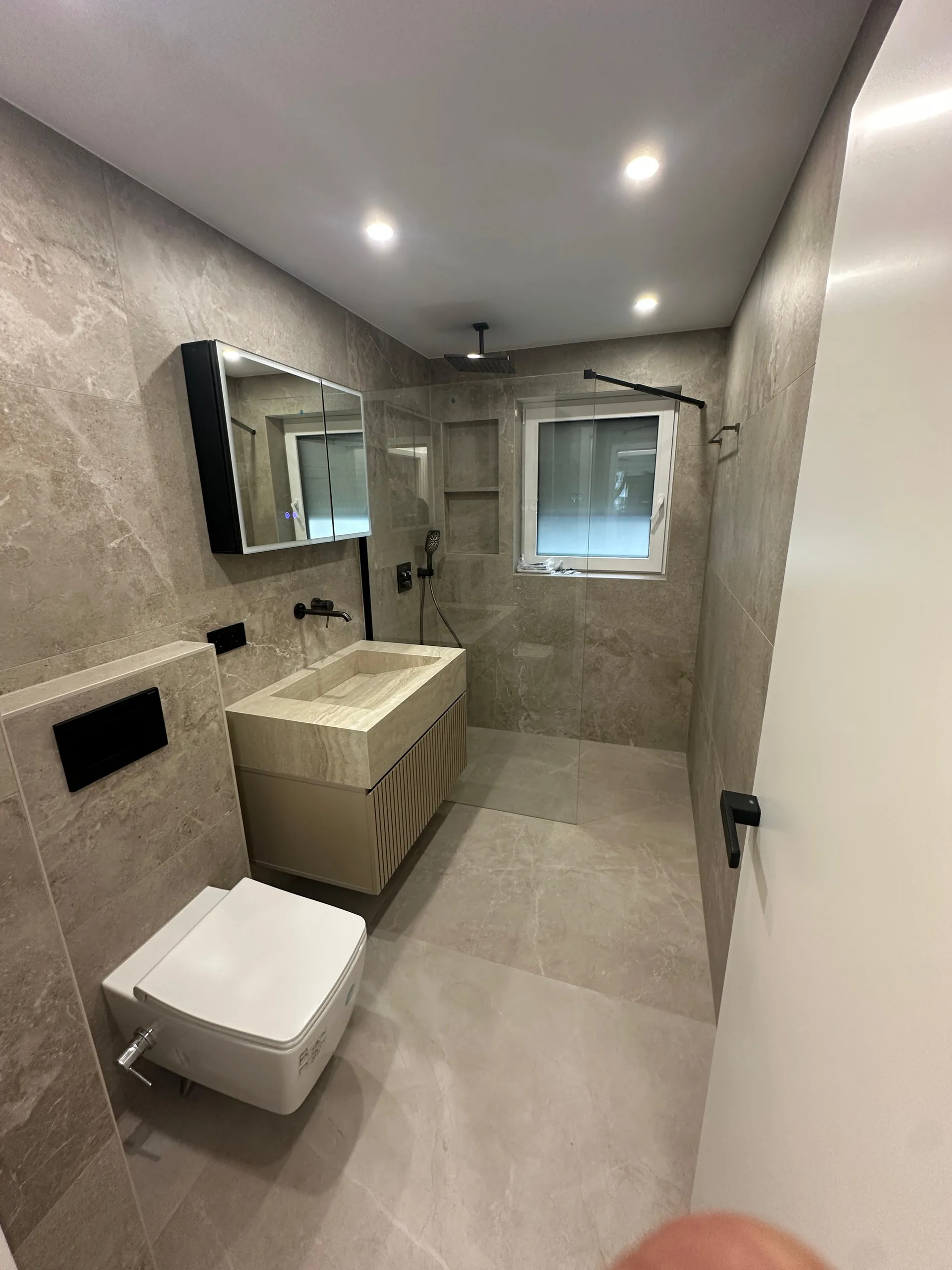 Badezimmer mit Natursteinfliesen