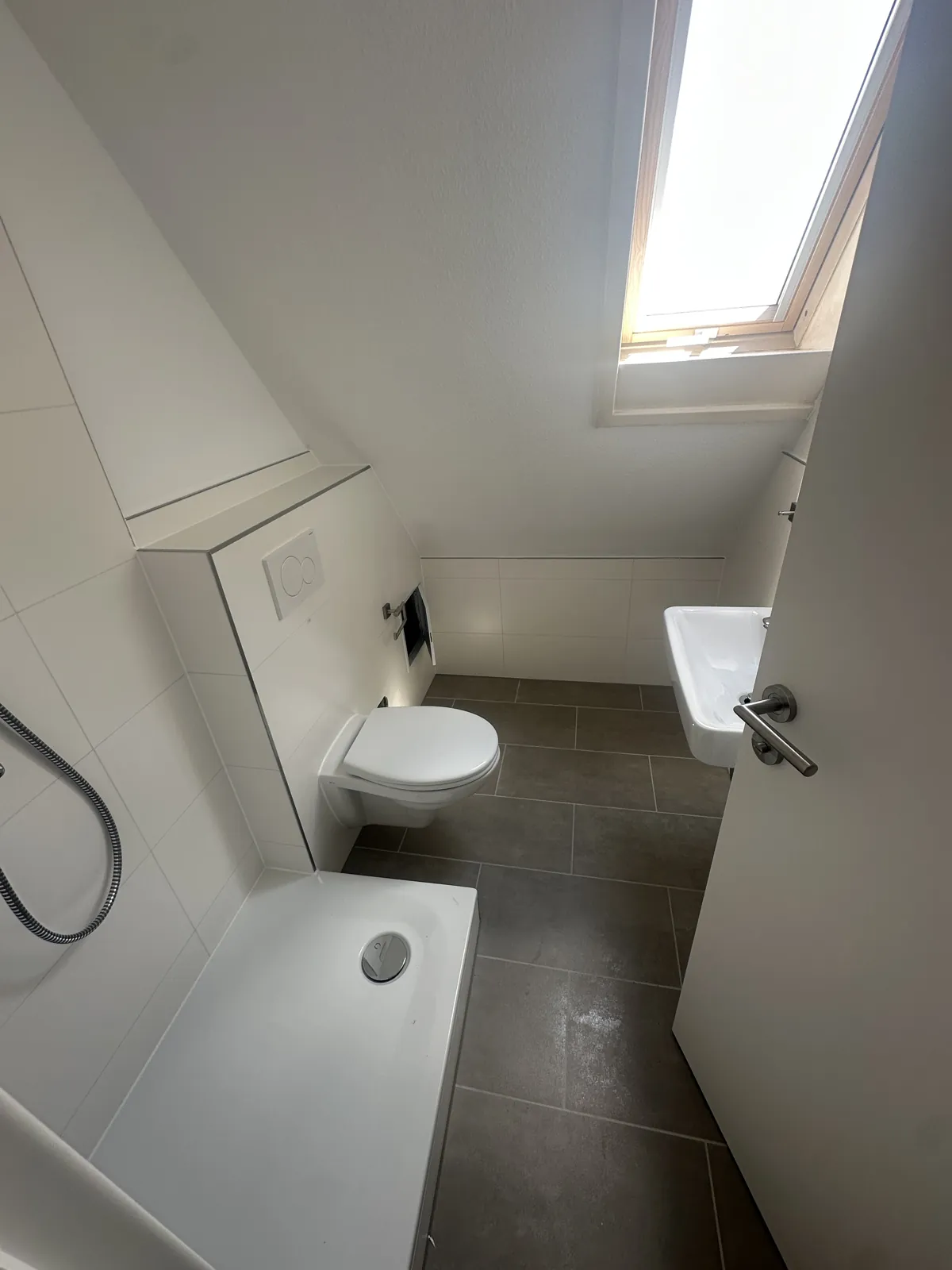 Neues Duschbad im Dachgeschoss mit bodennaher Duschwanne, Wand-WC und Dachfenster