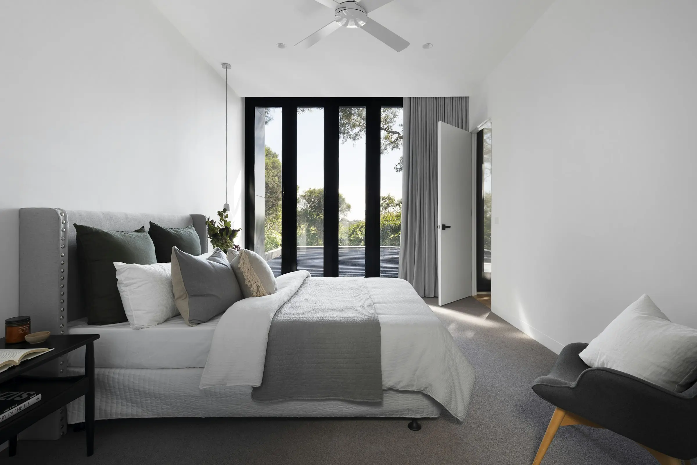 Heller Raum mit modernen bodentiefen Fenstern und natürlichem Lichteinfall