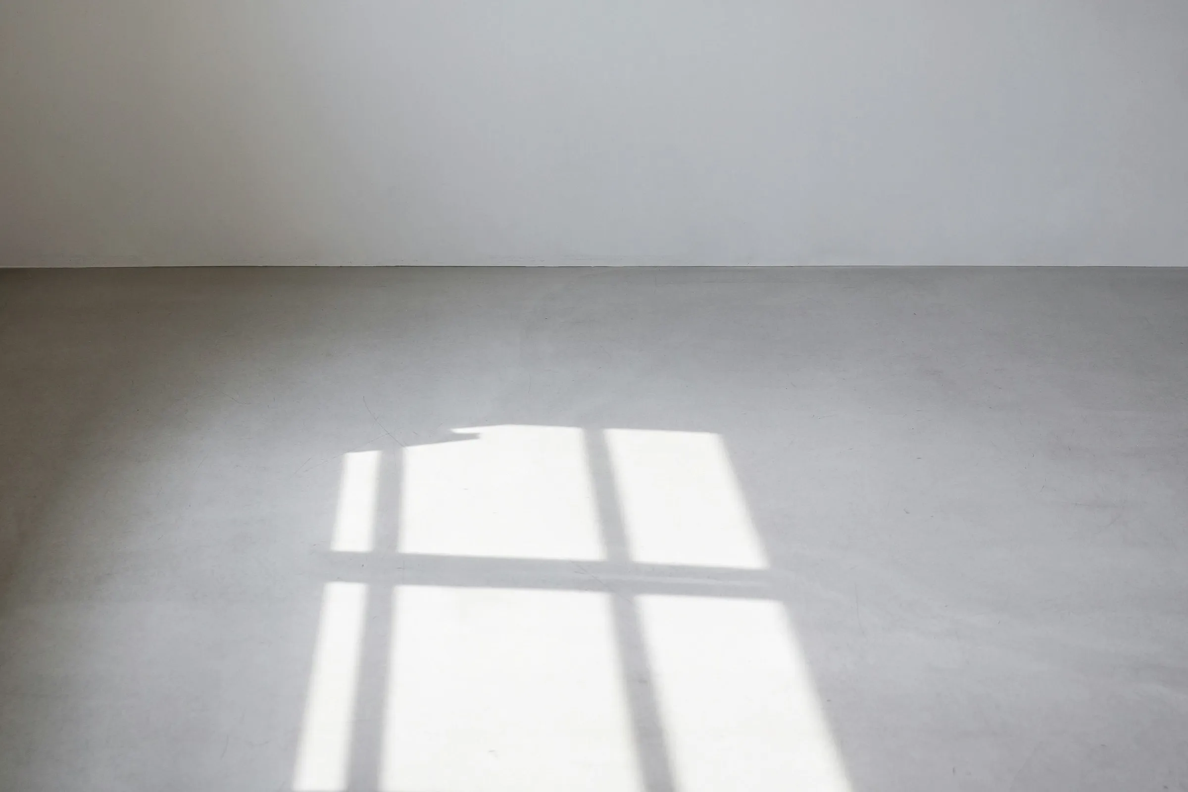 Frisch sanierte, helle Wand nach fachgerechter Schimmelbeseitigung